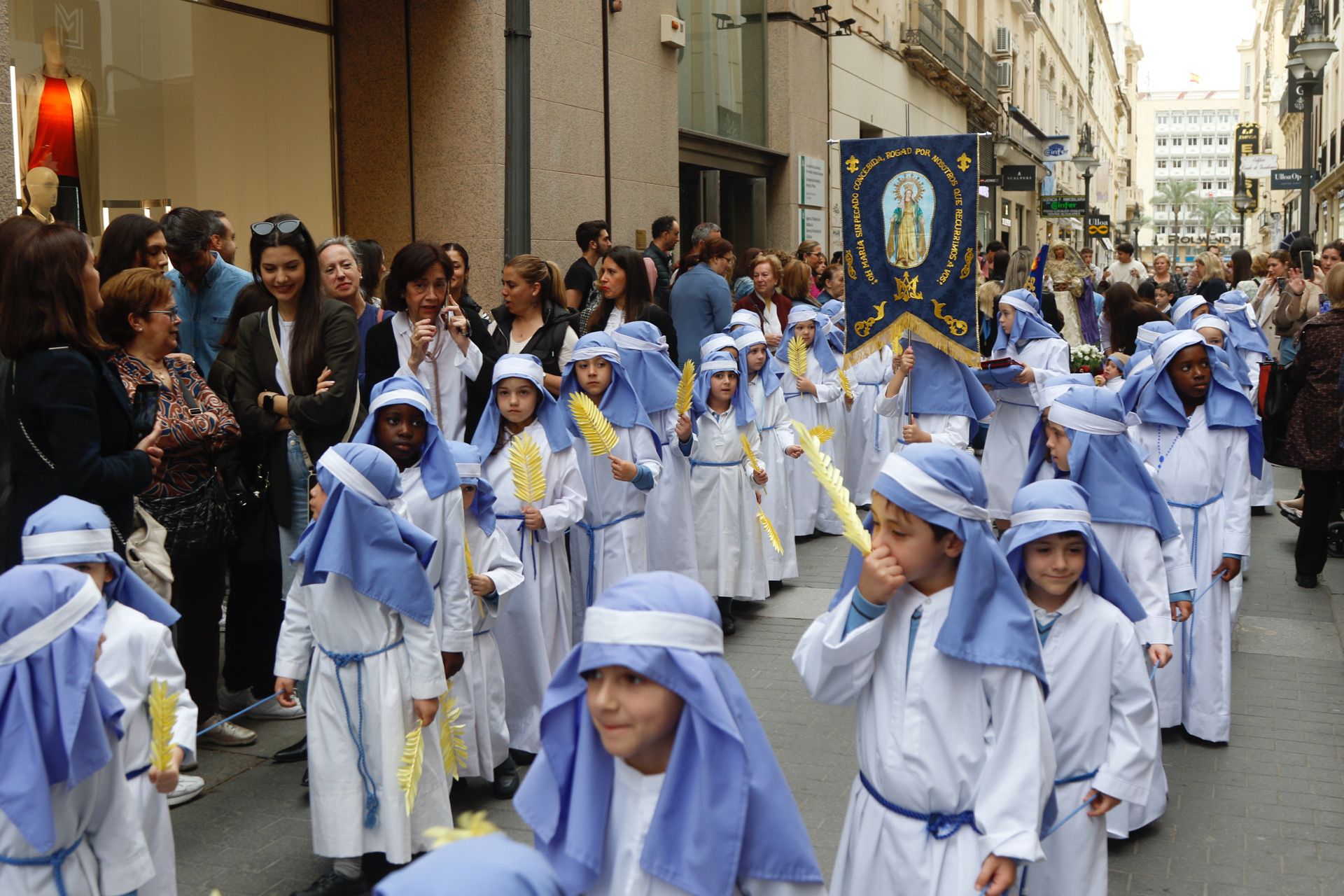 Pequeños del colegio de la Milagrosa durante su procesión por las calles del centro de la ciudad