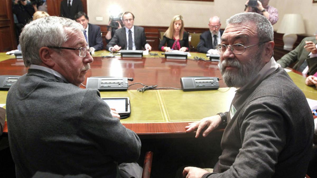 Los líderes de CCOO, Ignacio Fernández Toxo (izquierda), y de UGT, Cándido Méndez, durante una reunión con el portavoz del PP en el Congreso, Alfonso Cano (al fondo), el pasado 23 de febrero.