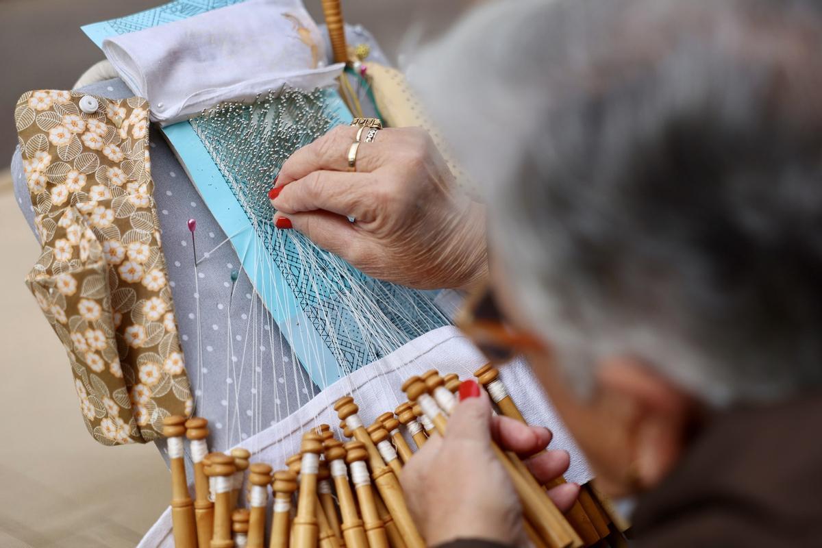 La falla El Quarantahuit mantiene viva la tradición de las bolilleras