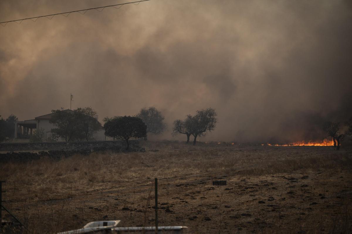 FOTOGALERÍA | Las imágenes del incendio de Arroyo de la Luz