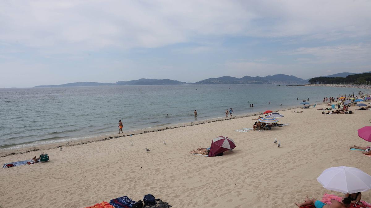 Vigo, Samil. Gente en la playa
