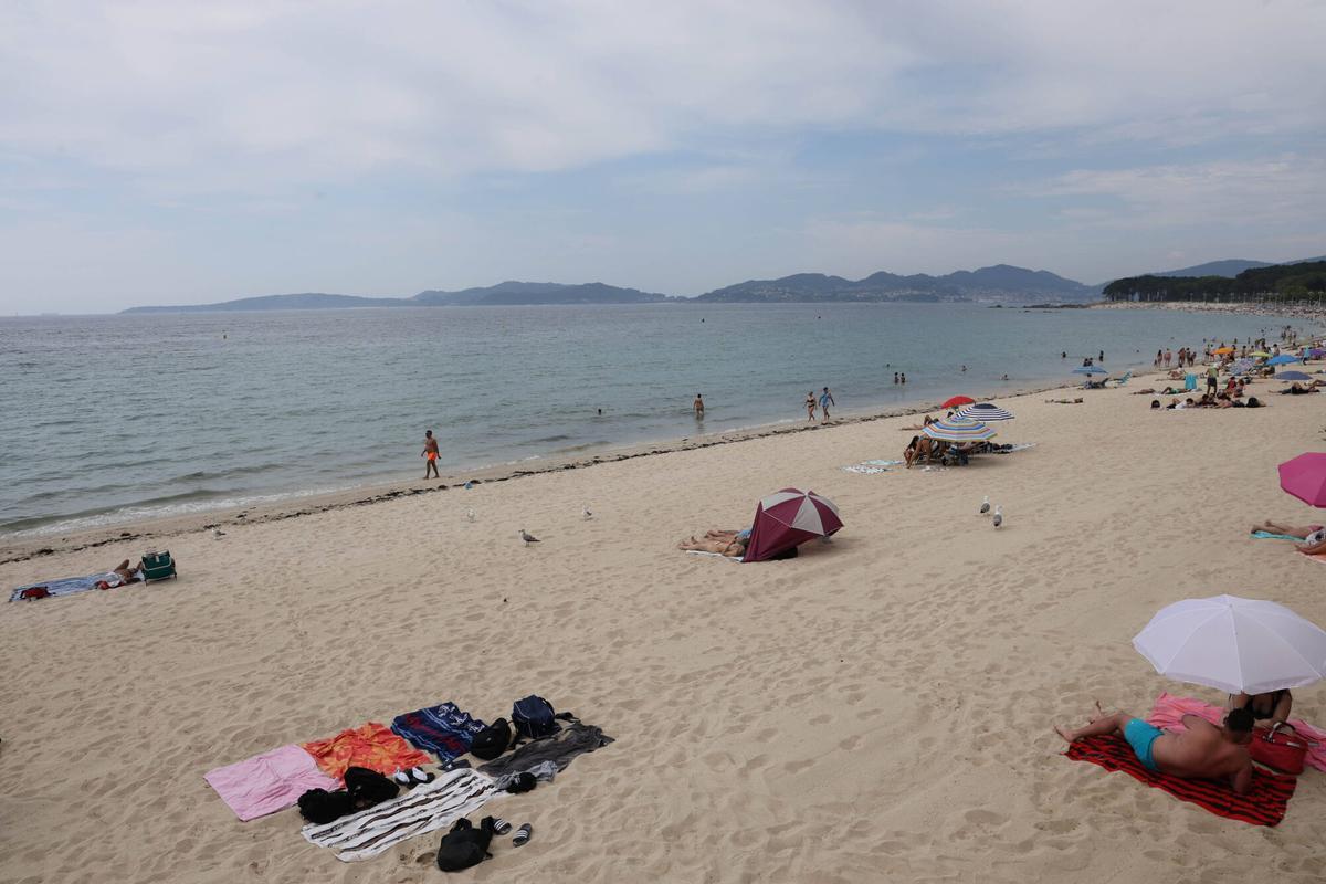 Vigo, Samil. Gente en la playa Vigo, Samil. Gente en la playa