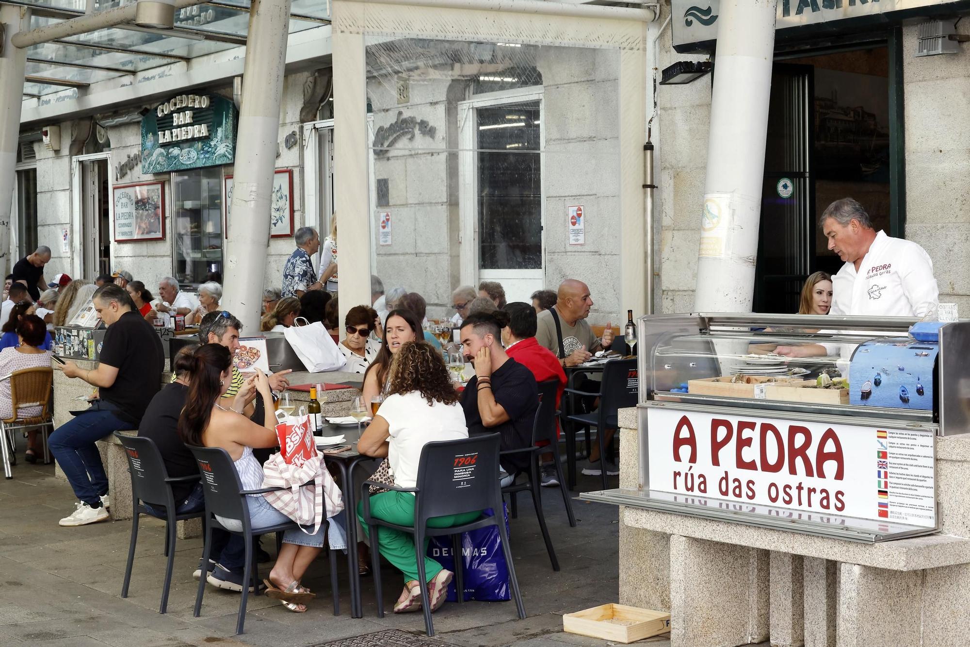 Visitantes y cruceristas del Island Sky y Costa Favolosa animan un Vigo soleado