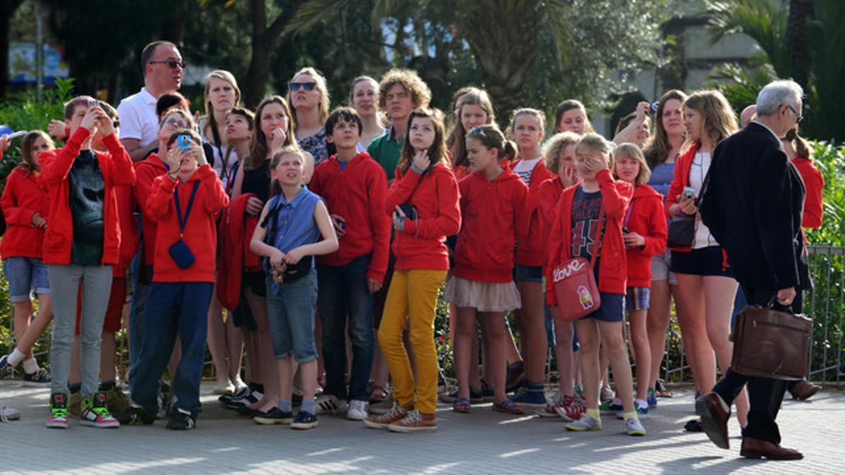 Un grupo de escolares franceses visitan la SagradaFamília, este jueves.