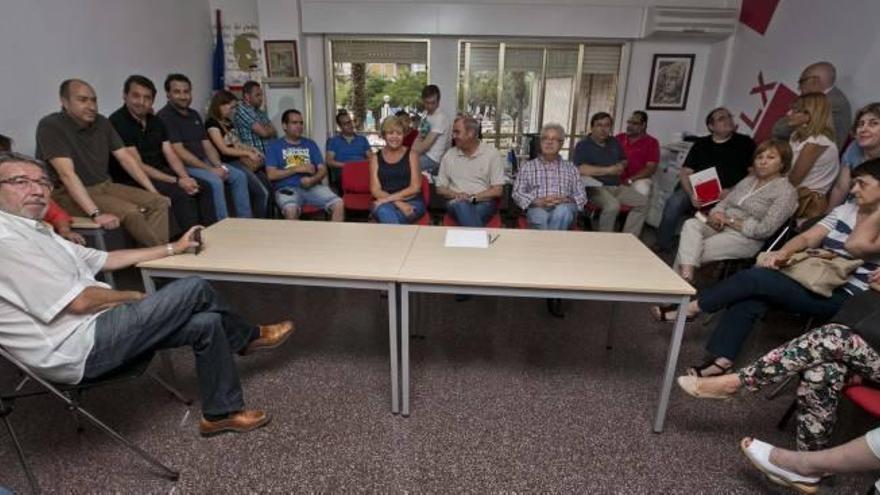 Integrantes de la comisión ejecutiva local del PSOE de Elche, ayer por la tarde, momentos antes de dar inicio a la reunión en la que Rodes hizo oficial su dimisión.
