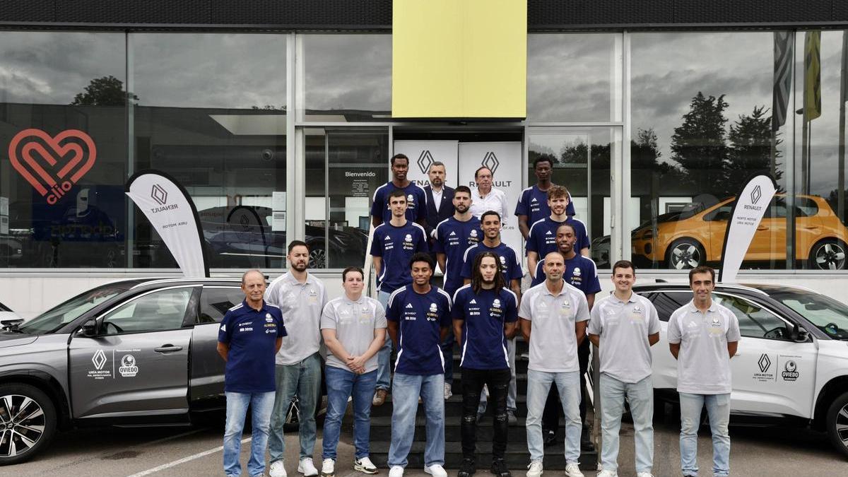 La plantilla y cuerpo técnico del Alimerka Oviedo Baloncesto en el concesionario de Uría Motor