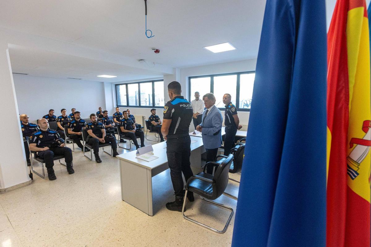 25 nuevos agentes interinos recogen sus acreditaciones policiales tras superar un intenso periodo de prácticas.