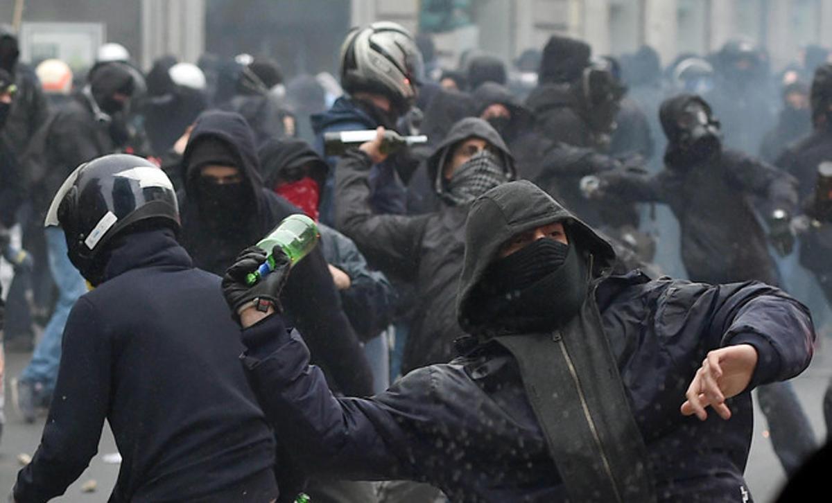 Manifestants antisistema llancen ampolles contra la policia italiana a Milà.