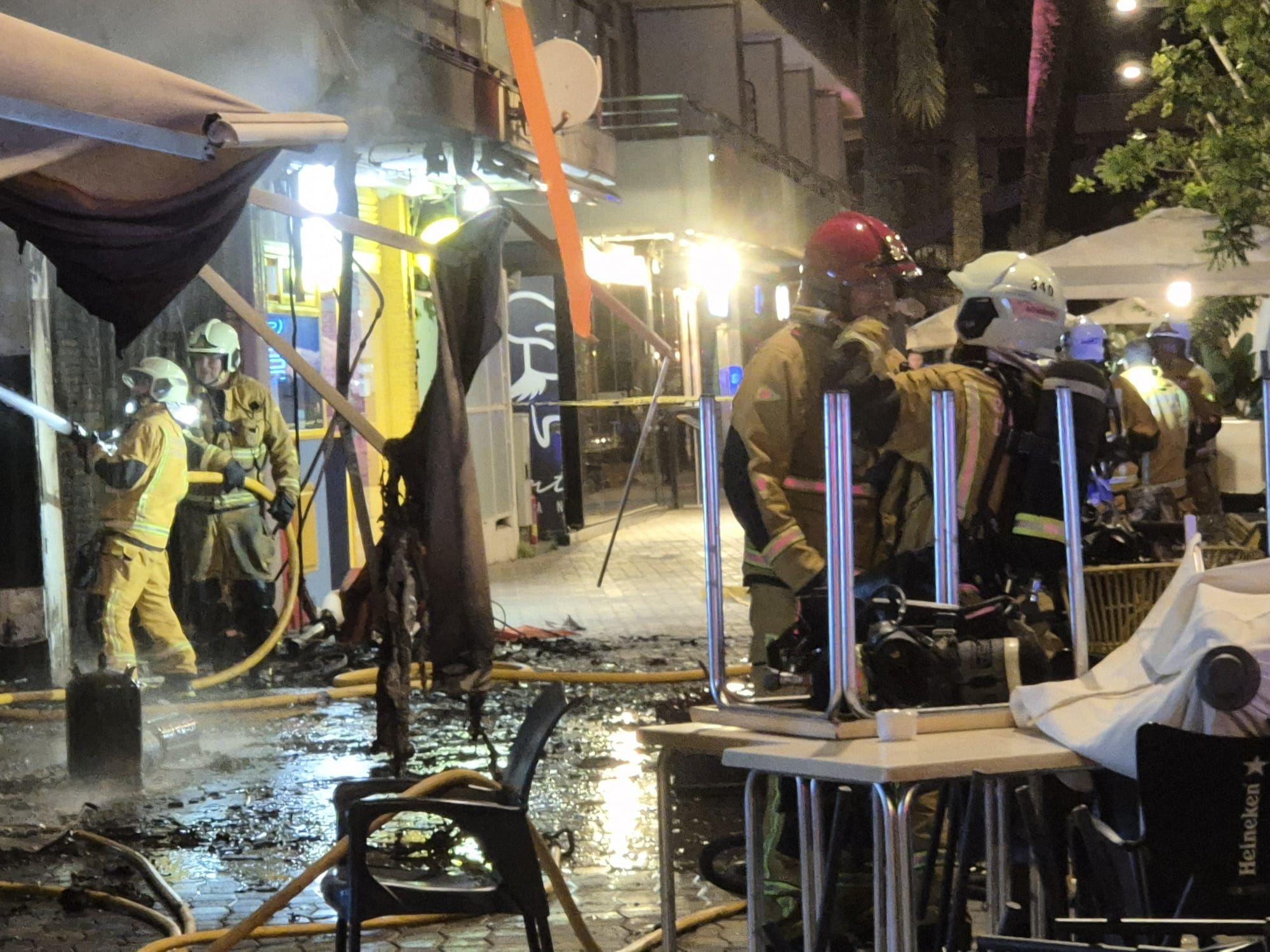 FOTOS | Un incendio en el bar mexicano El Pincho que ha afectado a otros dos locales en el Paseo Marítimo de Palma