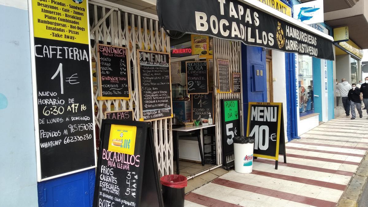 La fachada de un bar repleta de pizarras que anuncian la &quot;infinita&quot; oferta para llevar