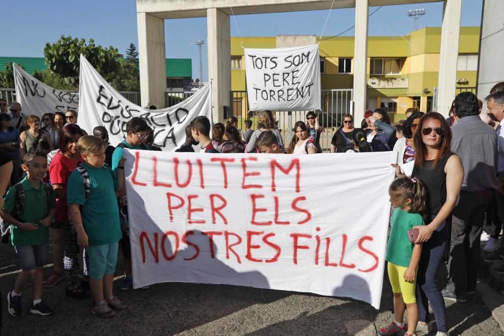 Protesta de pares i alumnes de l'escola Pere Torrent de Lloret