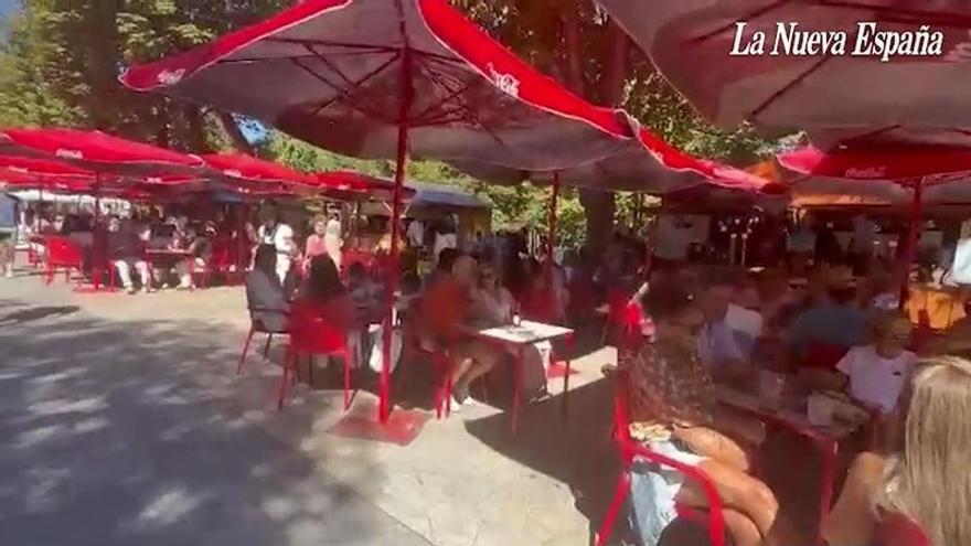 Oviedo lleno en el primer fin de semana de San Mateo. En las casetas cuesta encontrar una mesa y sillas libres