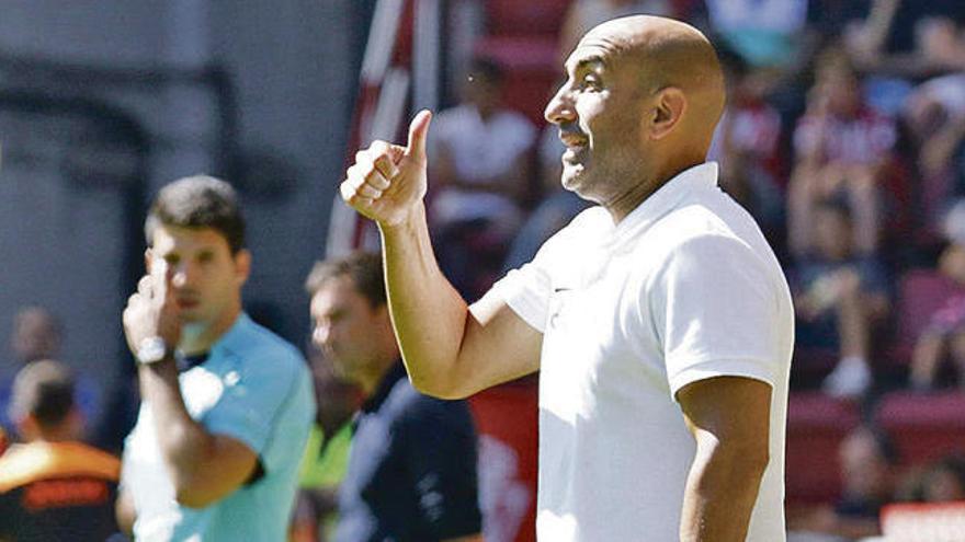 Abelardo da instrucciones desde el banquillo.