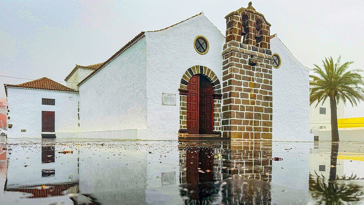 La iglesia de San Juan Bautista reflejada tras la lluvia en Vallehermoso, uno de los pueblos más auténticos y verdes de La Gomera