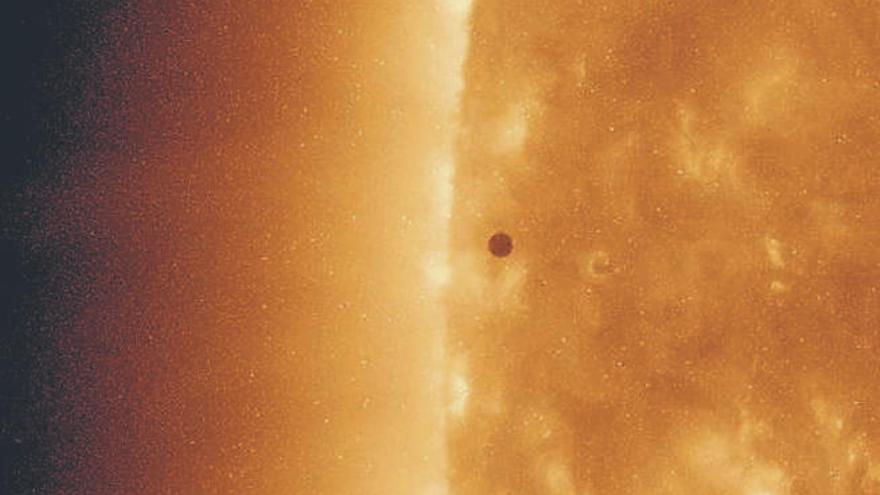 El pequeño planeta (punto negro) se introduce en la trayectoria del sol por el disco solar en los primeros minutos del tránsito.
