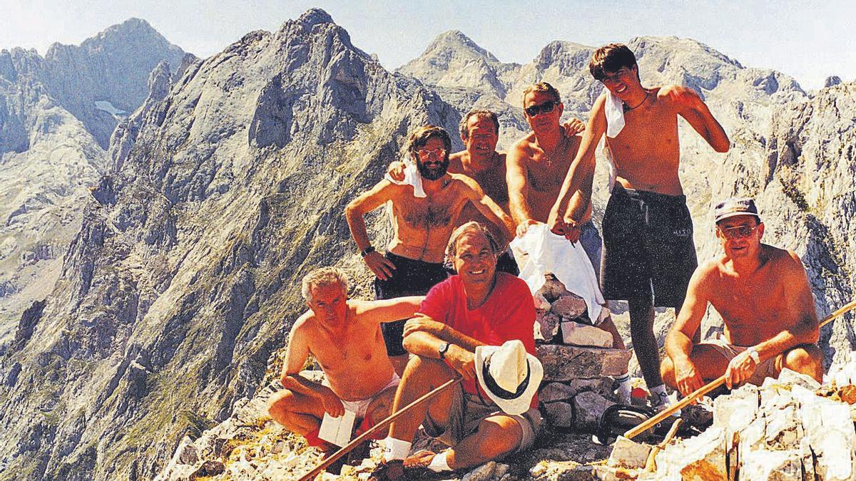 Pepe Comas, sentado, en la cima del Jultayu, en agosto de 1995. Es el único que lleva el torso cubierto. En torno suyo, Melchor, Toni el maestro, Jorge Toraño, Alberto Palacio, José (hijo de Pepe) y Toño Mochales. Detrás del grupo, el Cuvicente. Al fondo, Peña Santa, reina del Cornión.