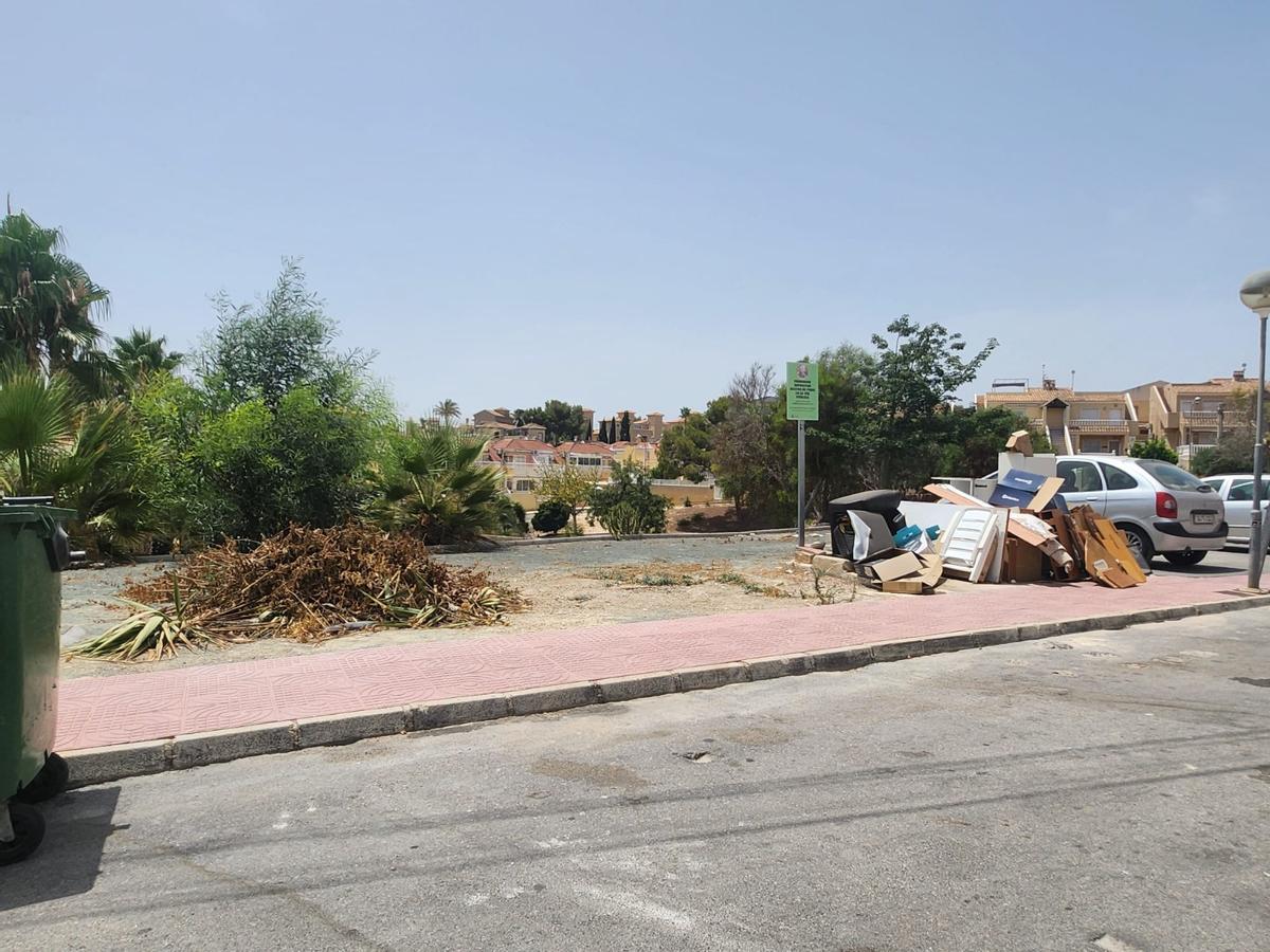 Así están los contenedores de basura de San Miguel de Salinas: hasta arriba de podas y enseres sin que Actúa los retire