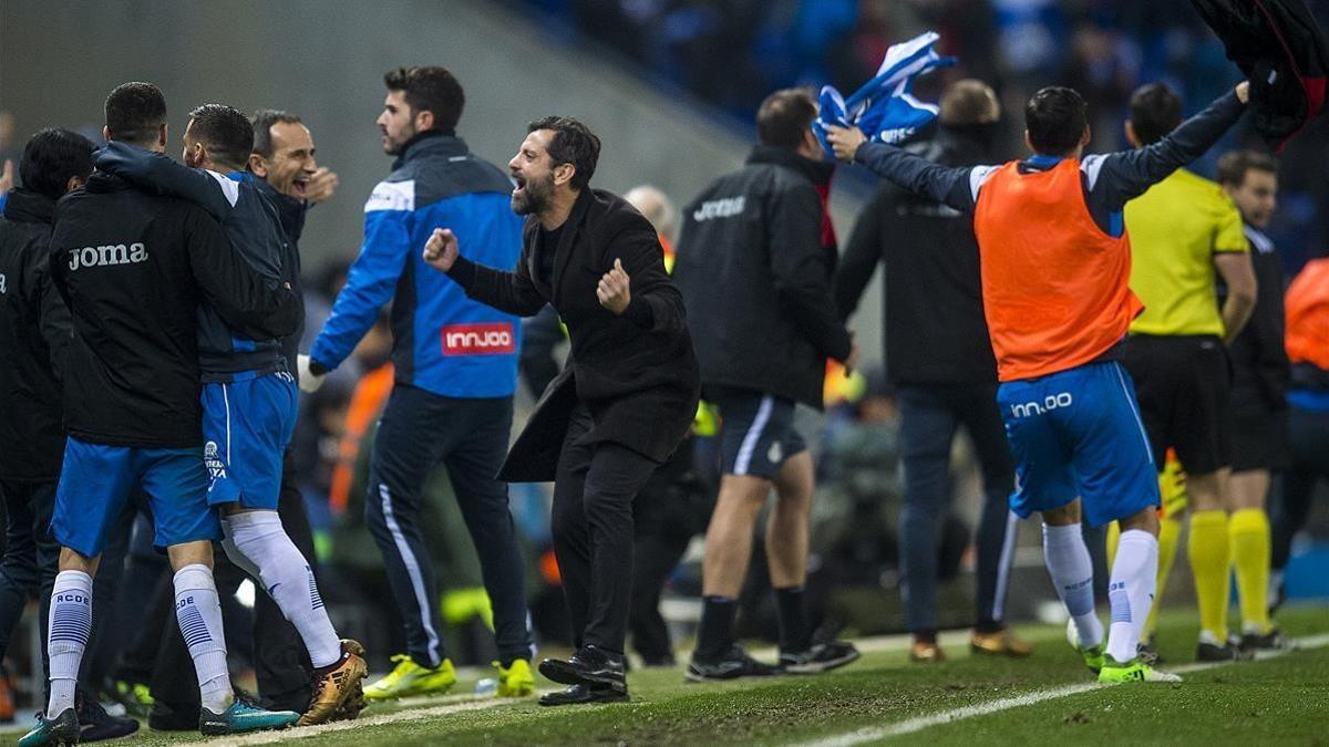 Quique Sánchez Flores celebra con su banquillo y la afición la victoria sobre el Barça.