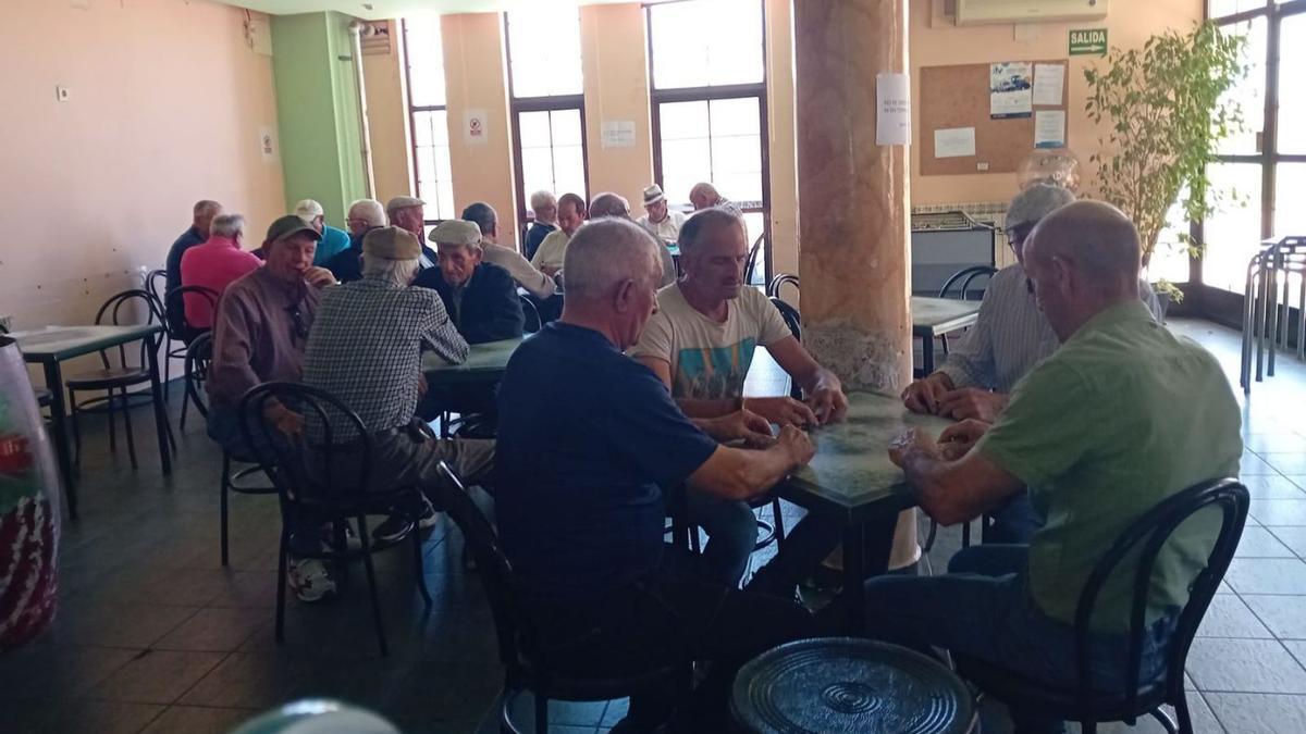 Vecinos juegan la partida diaria en el único negocio hostelero que se mantiene en El Pego. | CEDIDA
