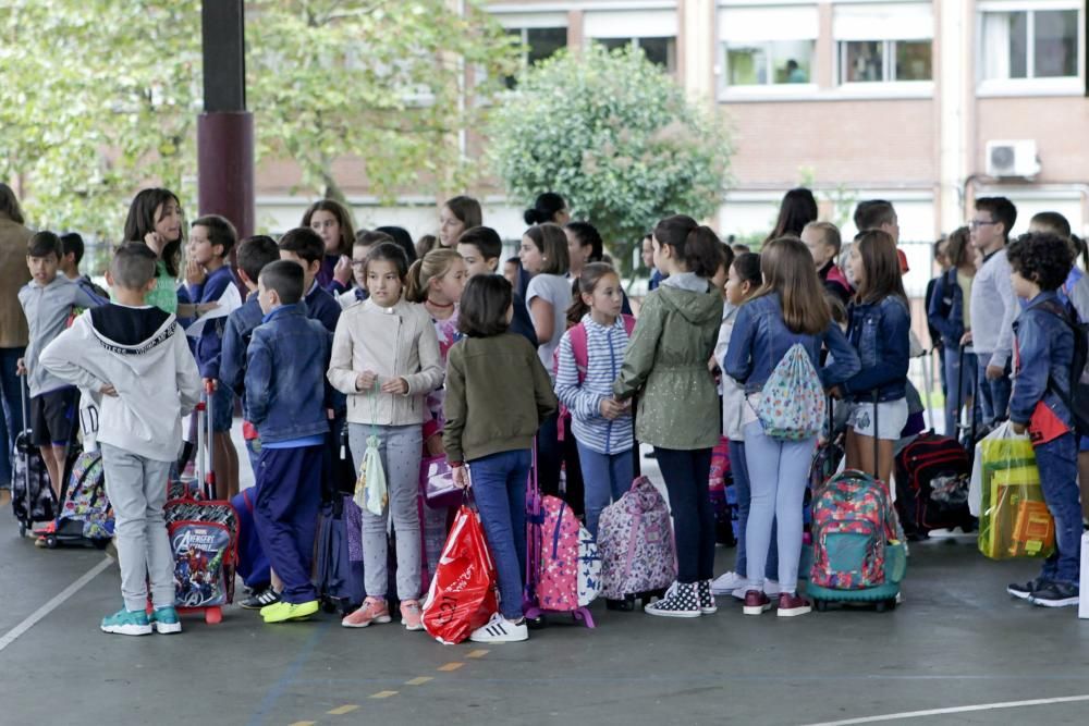 Inicio del curso con protesta de familias en el colegio Evaristo Valle del Polígono de Pumarín (Gijón)