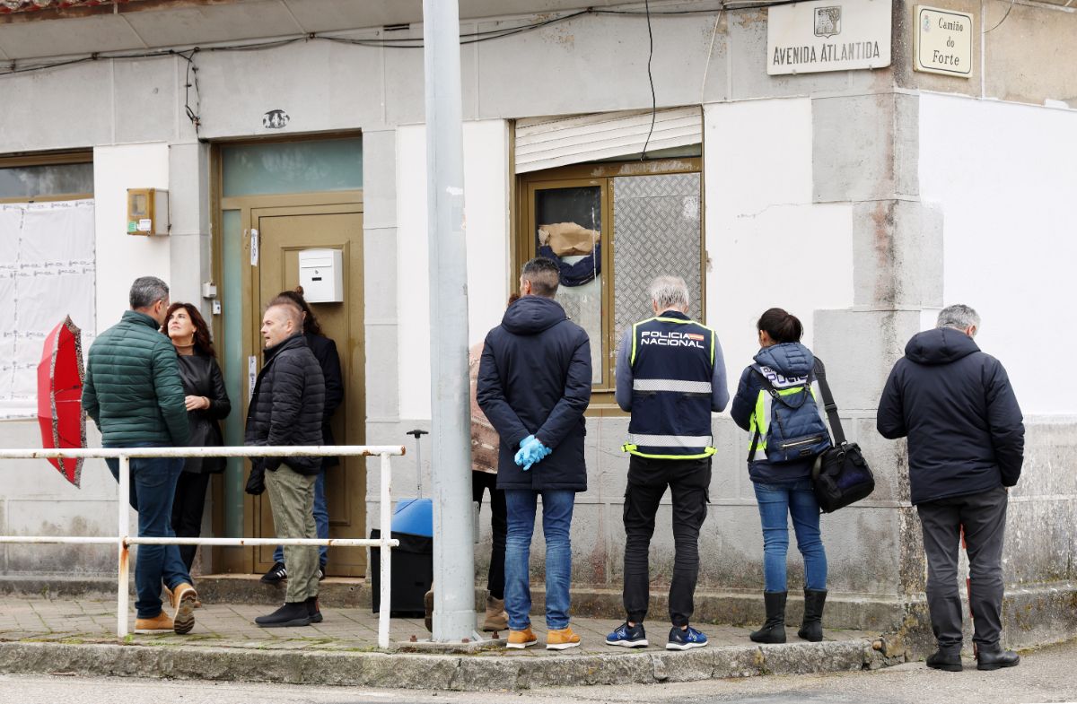 La Policía registra la vivienda de Alcabre donde dos hombres apuñalaron a un tercero