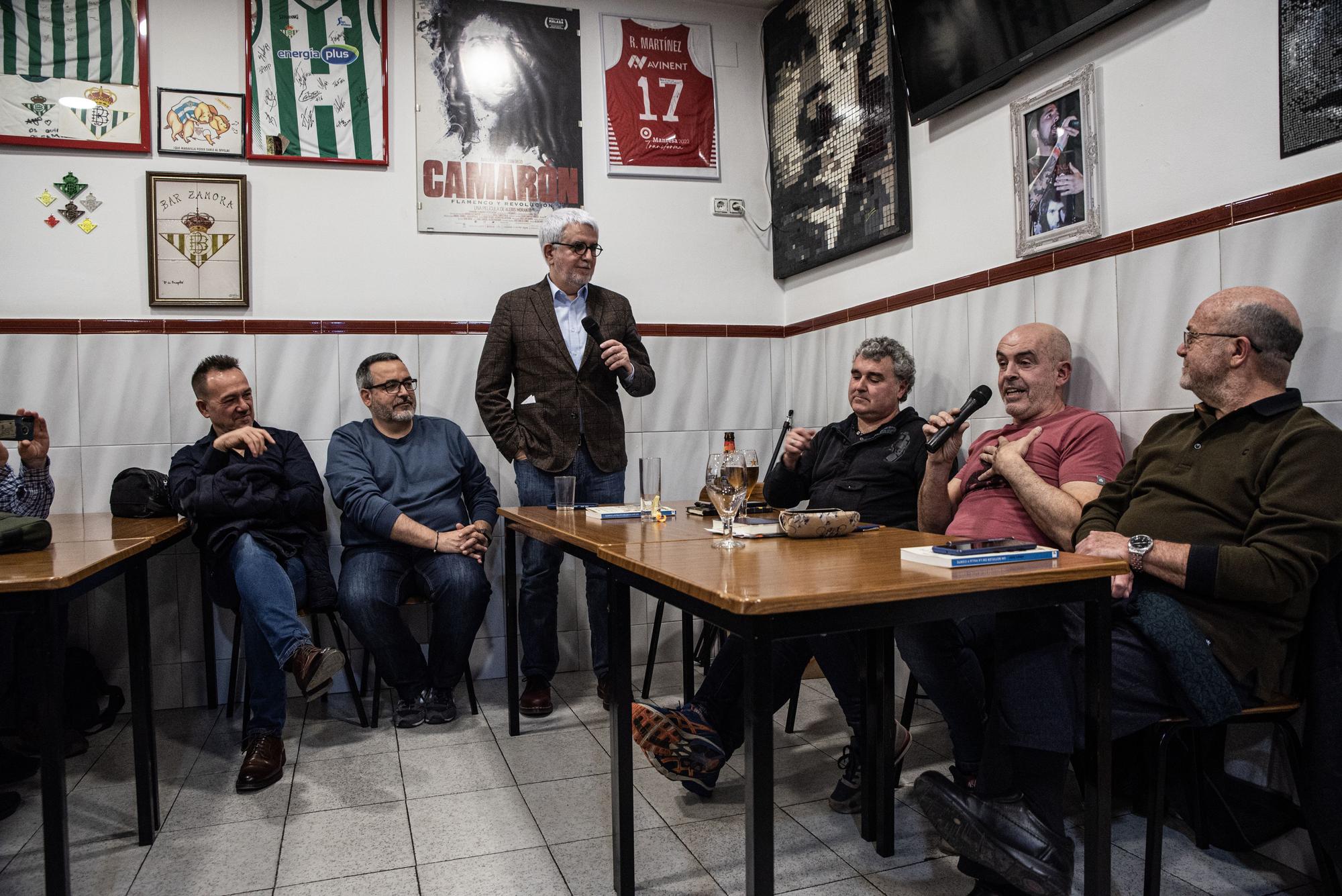 GALERIA | Albert Soler presenta llibre a Sant Joan entre somriures