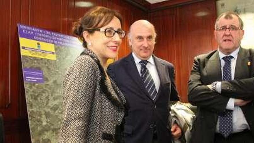 La exconsejera de Fomento Belén Fernández, el director general de Infraestructuras, Juan Fernández Pereiro, y el alcalde de Valdés, Simón Guardado, presentando las obras, en diciembre de 2014.