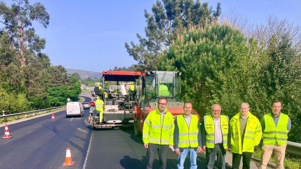Una visita oficial a un asfaltado en la N-640 en Caldas