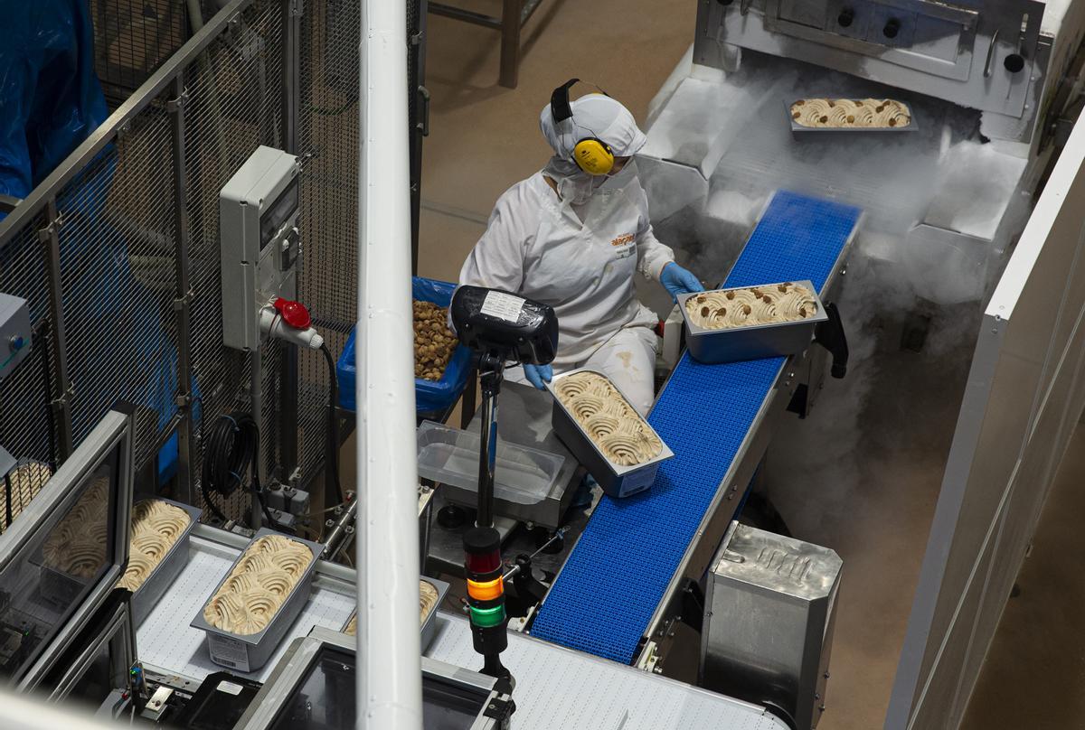 Una operaria en la fábrica de Helados Alacant, de archivo.