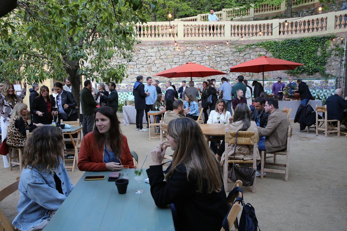 La terraza de la Font del Gat, con los primeros asistentes a la inauguración