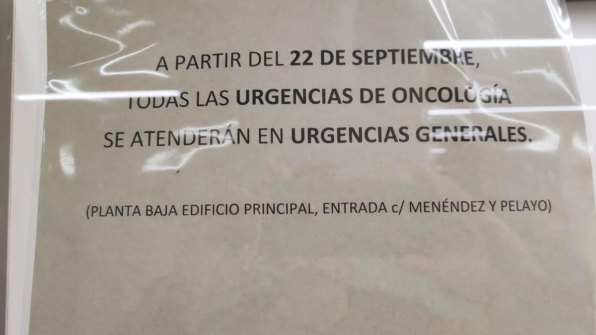 Un cartel anuncia el cambio en las Urgencias de Oncología en el hospital Clínico de València