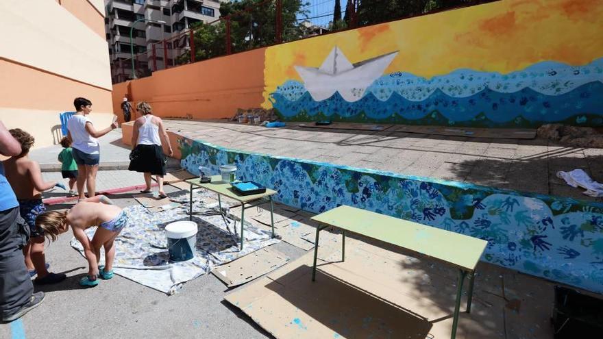 Dentro del colegio, mayores y pequeños pintaron este mural.