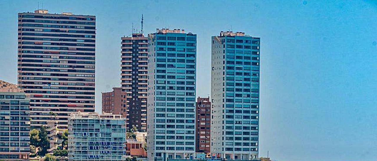 La playa de Levante de Benidorm, con las dos torres de Punta Llisera al fondo.