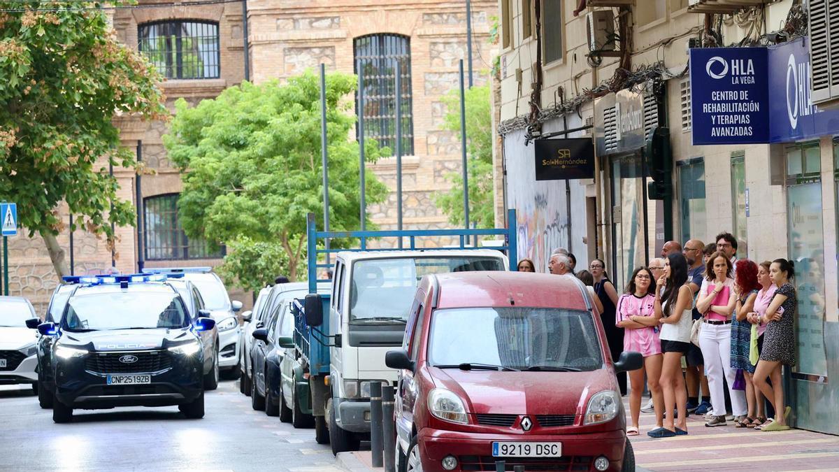 Despliegue policial y curiosos en la zona donde han ocurrido los hechos, este viernes