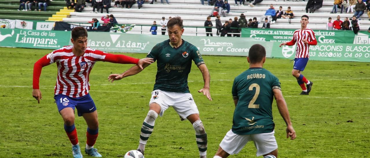 Juanjo Clausi con el balón, con Aguado de espaldas, en el Cacereño-Atlético B