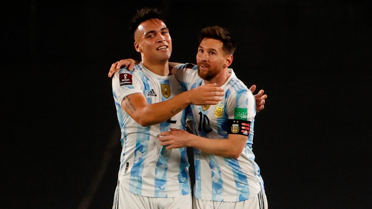 Leo Messi y Lautaro Martínez, jugadores de la selección argentina