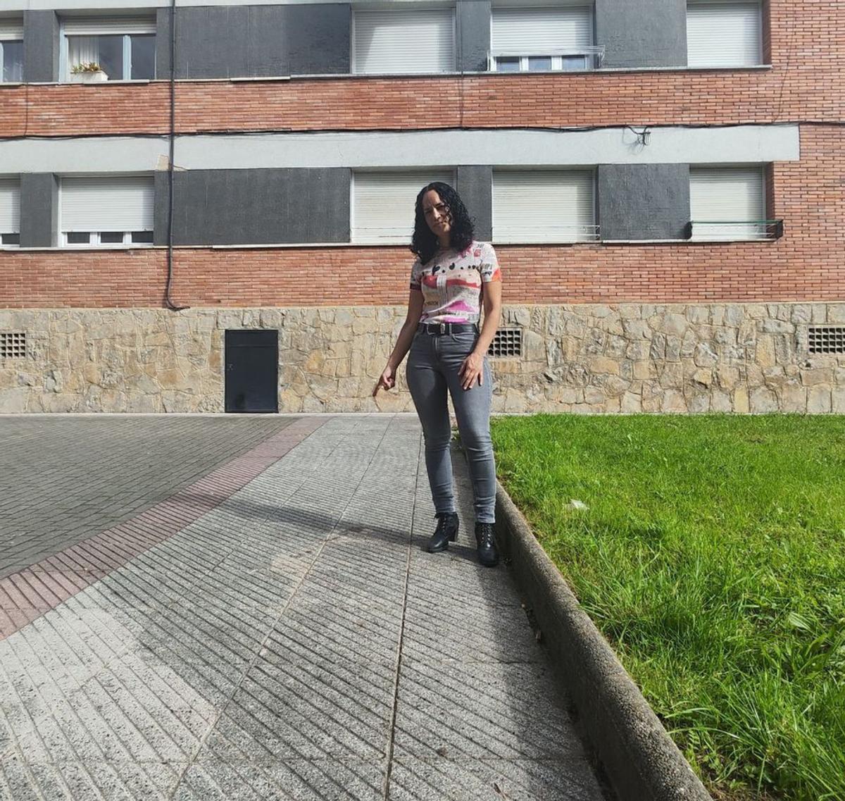 Violeta Rosa señala las manchas que dejó la sangre tras ser limpiada.