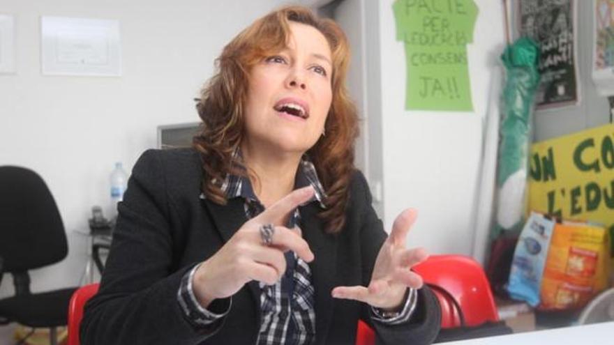 Pepita Costa, en el local de la FAPA, lleno de lazos verdes y pancartas de las manifestaciones.