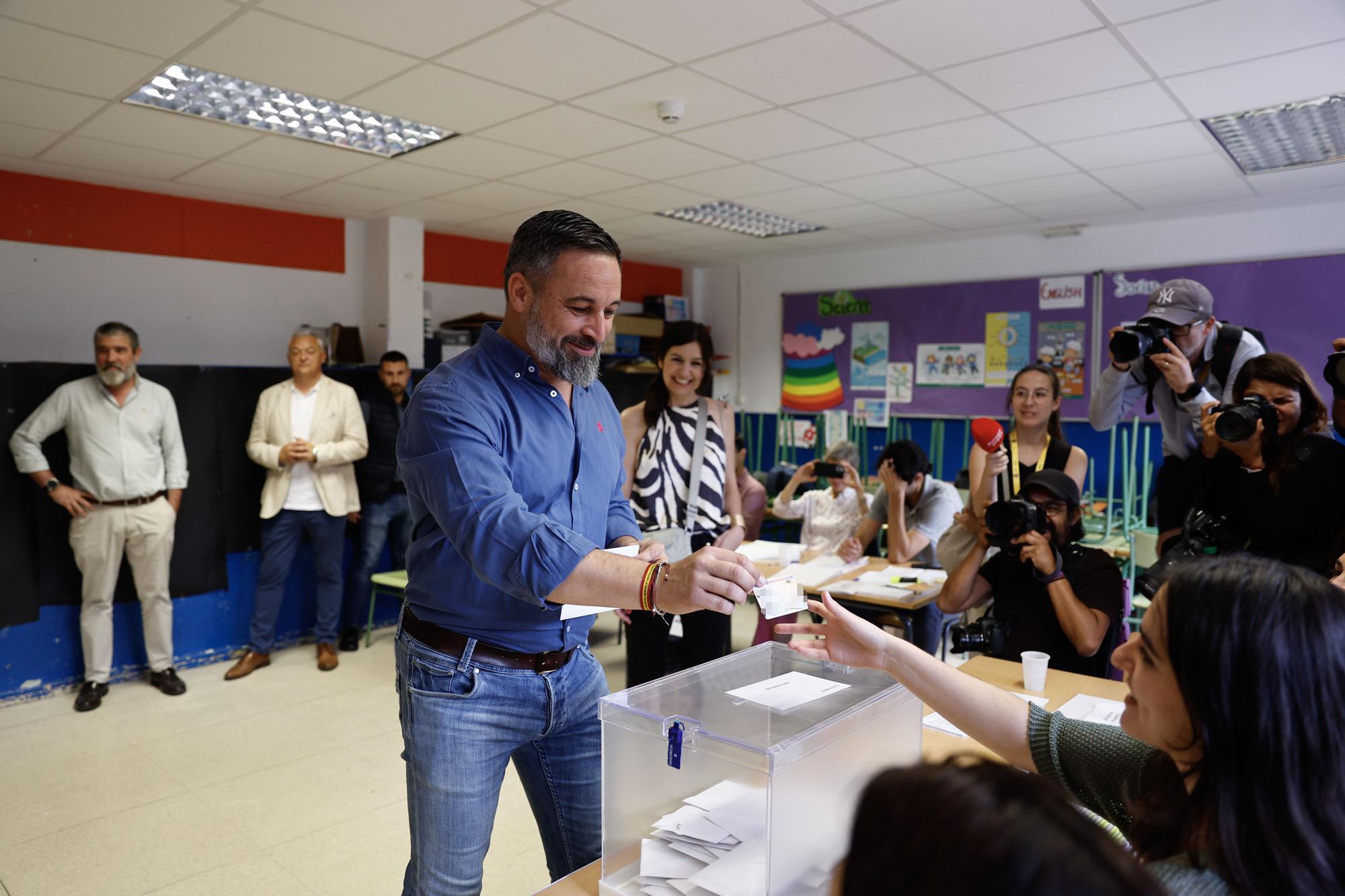Santiago Abascal vota en Madrid