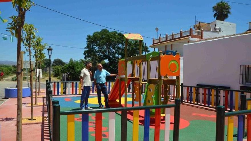 El alcalde, Jorge Gallardo, supervisa el fin de las obras de reforma de la plaza de Doña Ana.