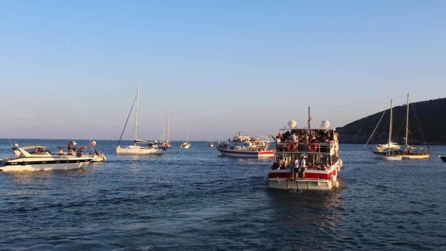 Ofrenda a quienes perdieron la vida en el mar en Santa Eulària