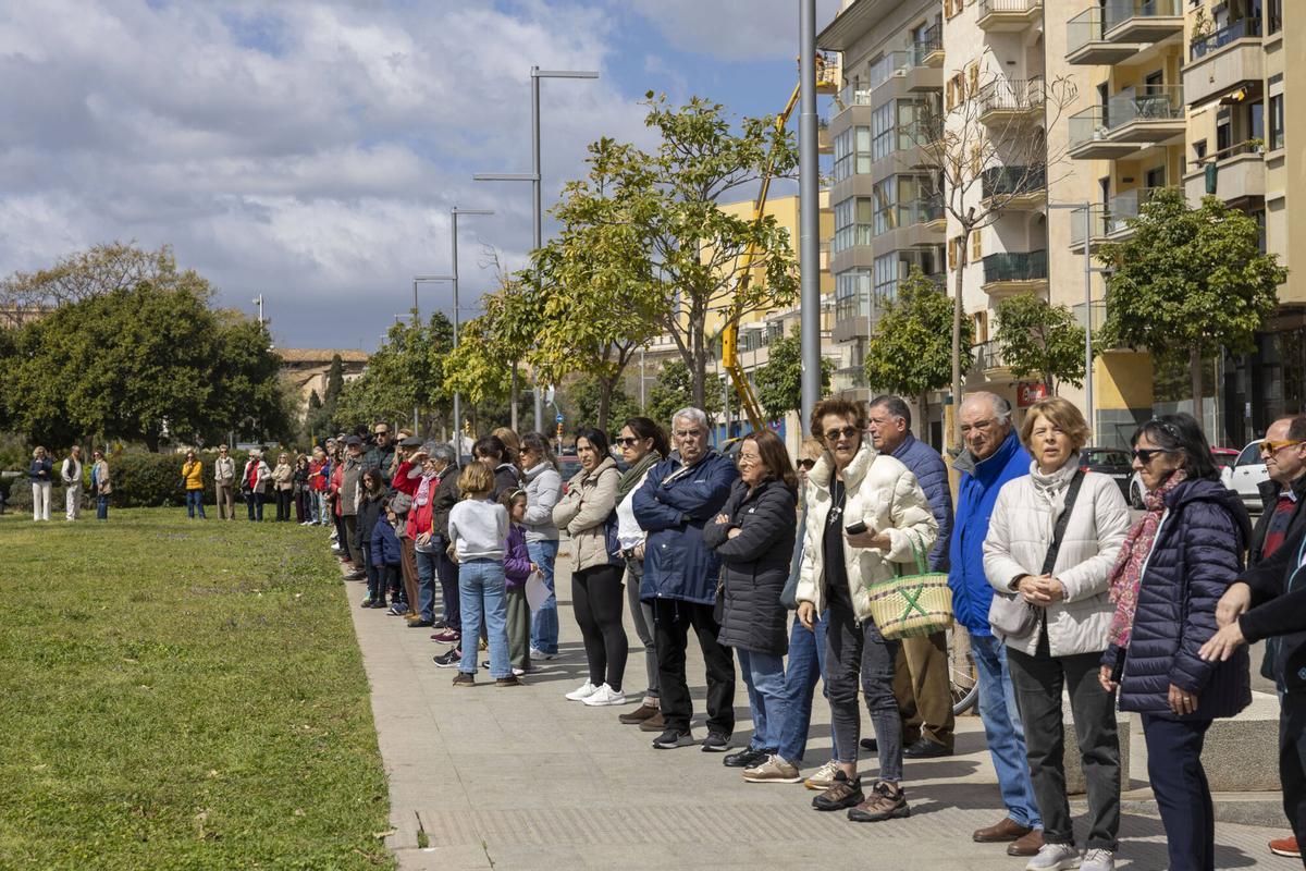 Más de 200 personas forman una cadena humana contra el macroproyecto de GESA al grito de “¡Parque sí, cemento no!” Más de 200 personas forman una cadena humana contra el macroproyecto de GESA al grito de “¡Parque sí, cemento no!”