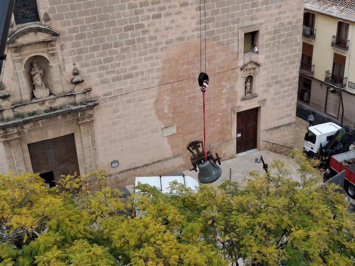 Las imágenes de un día histórico en Dénia: las campanas bajan del cielo