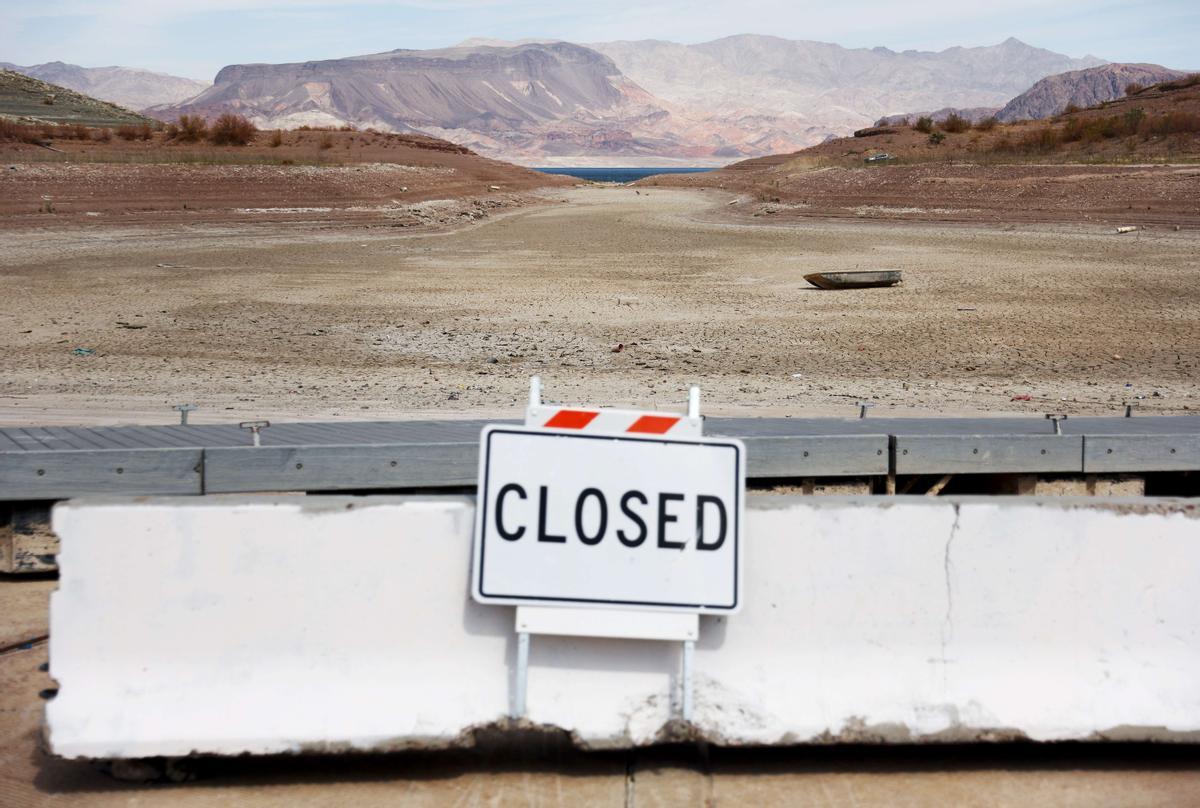 El lecho seco del lago Mead, en Nevada. Al fondo, un barco en su día hundido que ha salido a la luz al bajar el nivel del agua