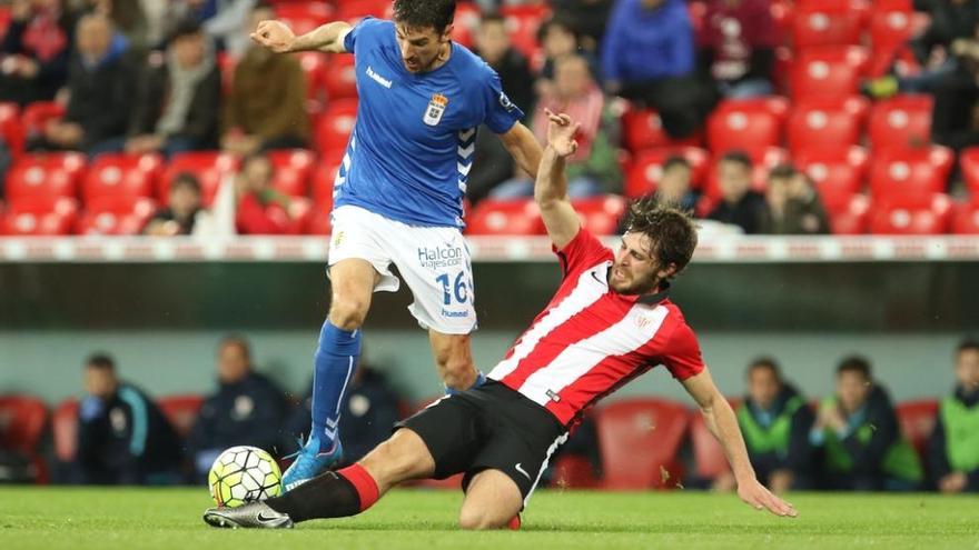 Toché, con el balón, ante la entrada de un jugador del Athletic B, ayer en San Mamés. lof