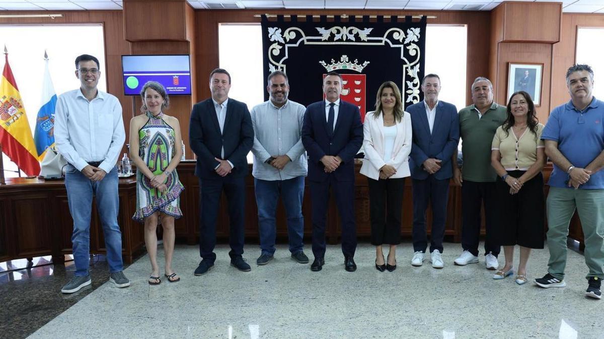 De izquierda a derecha, Alberto Aguiar, Ariagona González, Óscar Noda, Samuel Martín, Oswaldo Betancort, María Jesús Tovar, Óscar Pérez, Ángel Vázquez, Ascensión Toledo y Armando Santana, en el Cabildo de Lanzarote