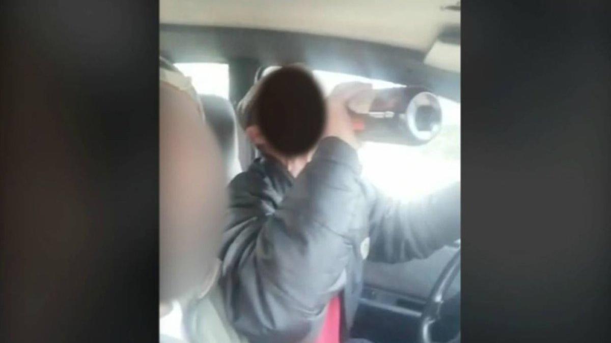 Vídeo de dos jóvenes que se grabaron bebiendo al volante en Mollina (Málaga).