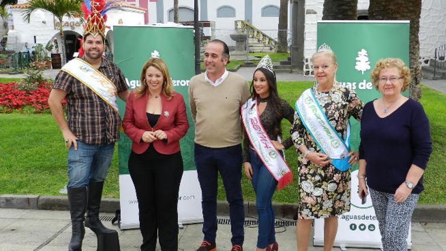 Álvaro Déniz, Isabel Guerra, José Luis Báez, Isabel Quevedo, Ana Báez y Chicha González, ayer en el parque.