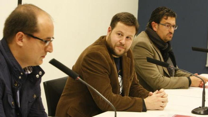 Yayo Degado, en el centro flanqueado por Iñaki Alonso, entrenador del Real Murcia, y Joaquín Martínez, periodista de deportes de 7RM