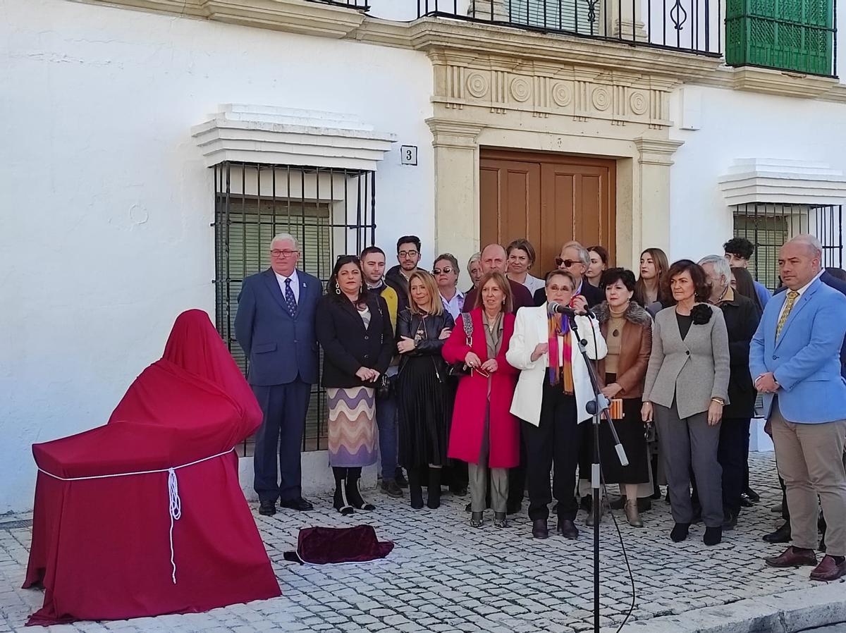 Carmen Flores y Carmen Calvo, antes de descubrir la escultura.